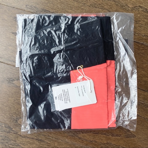 ✨YEAR OF OURS Women’s Blk/Coral Leggings - Picture 3 of 6